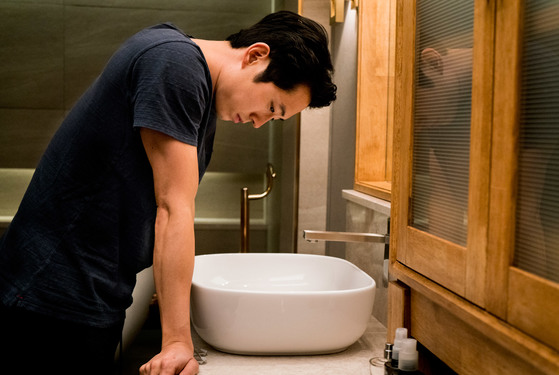 영화 '버닝'에서 아파트 욕실은 벤의 여러 비밀이 감춰진 공간이다. [사진 CGV아트하우스]