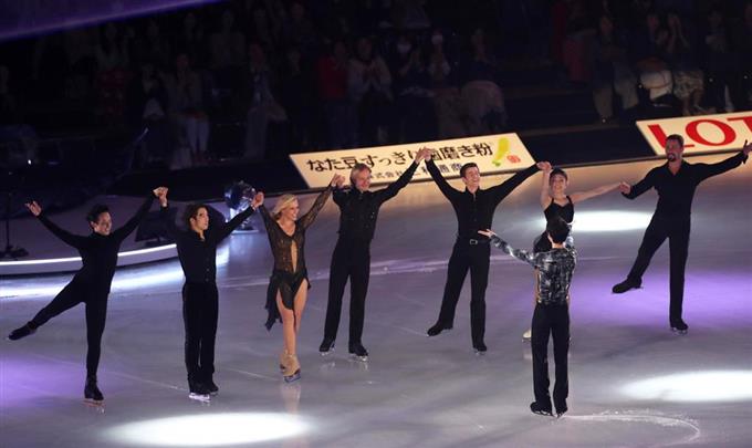 オープニングで共演するスケーターに囲まれる羽生結弦（中央）＝武蔵野の森総合スポーツプラザ（撮影・蔵賢斗）